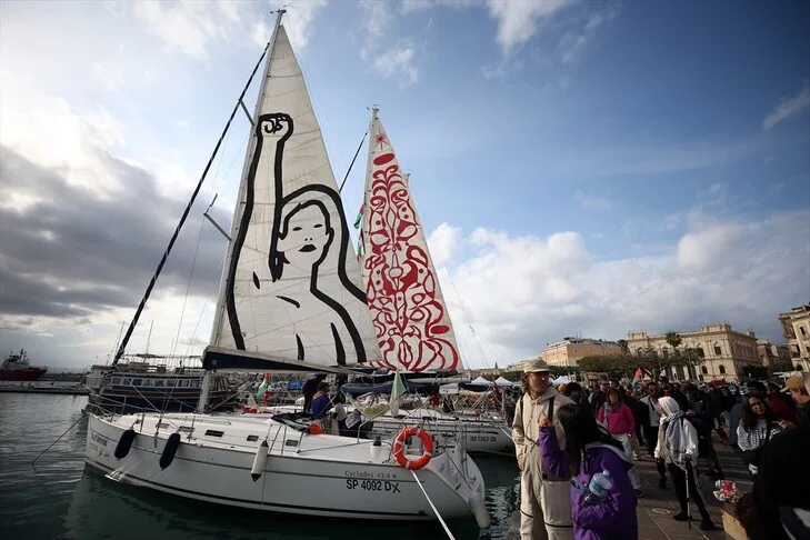 Die Schiffe der „Global Sumud-Flotte 2026 – Frühlingsmission“, die von Spanien aus in See gestochen waren, sind in Italien eingetroffen